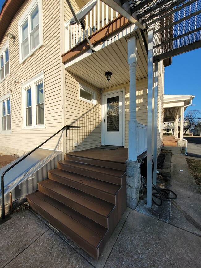 Building Photo - 984 W Main St Unit 1