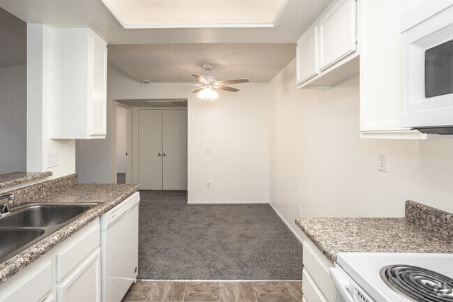 1BR, 1BA - 750SF - Kitchen/Dining Room - Nutwood Park Apartments