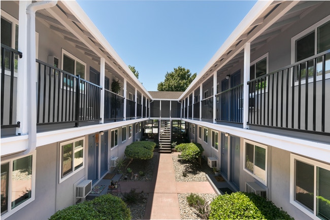 Courtyard 2 - Huntington Apartments