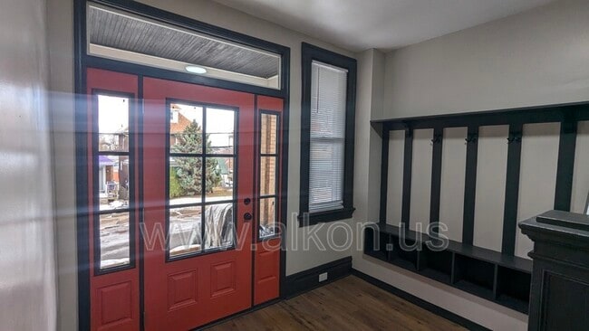 Photo - 916 Deely St