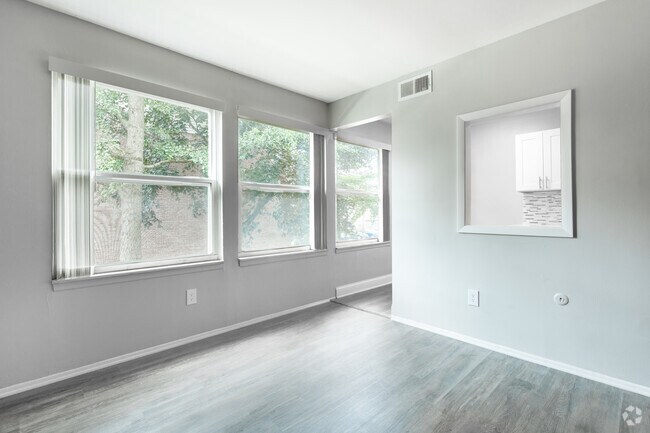 2 BR, 1 BA - 905 SF