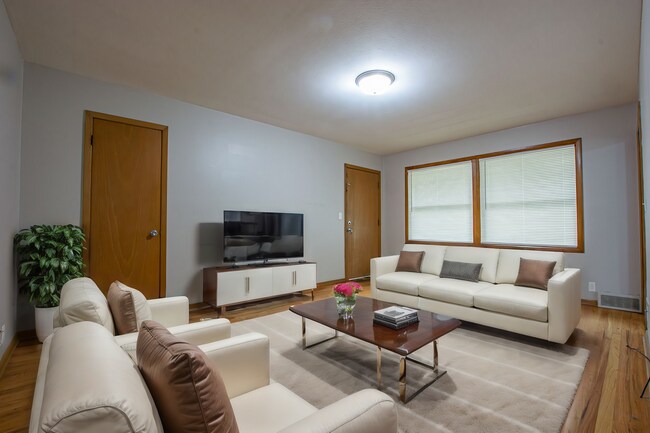 Photo - 2 Bedroom / 1 Bath Duplex with Washer/Dryer