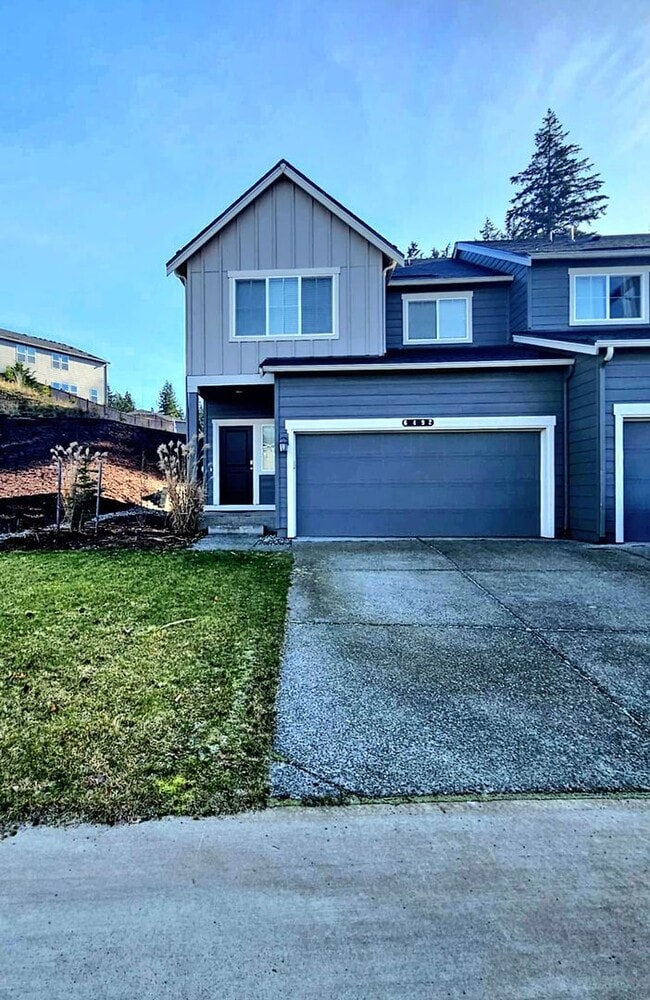 Building Photo - Immaculate and spacious 3 bed townhouse in convenient CK location