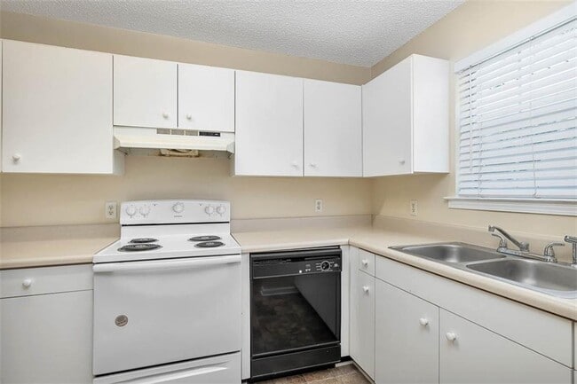 Photo - 138 Winter Chase Ln