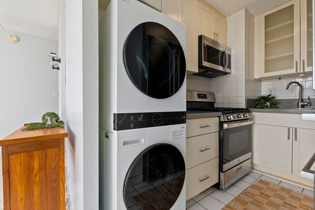 Photo - Punahou Pulelehua 2 Bedroom 1 Bathroom 1 Parking 7th Floor Condo Electric and Water Included w/ Rent Unidad 704