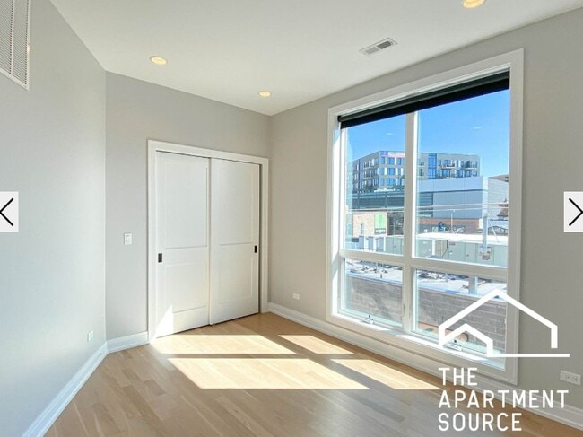 Building Photo - 1050 W Cornelia Ave Unit 4