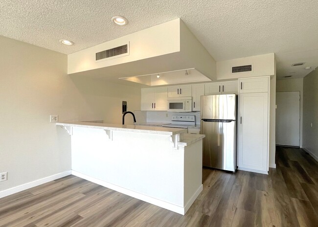 Building Photo - AVAILABLE NOW!! 1 Bedroom 1 Bathroom UPSTAIRS Apartment in Palm Springs!