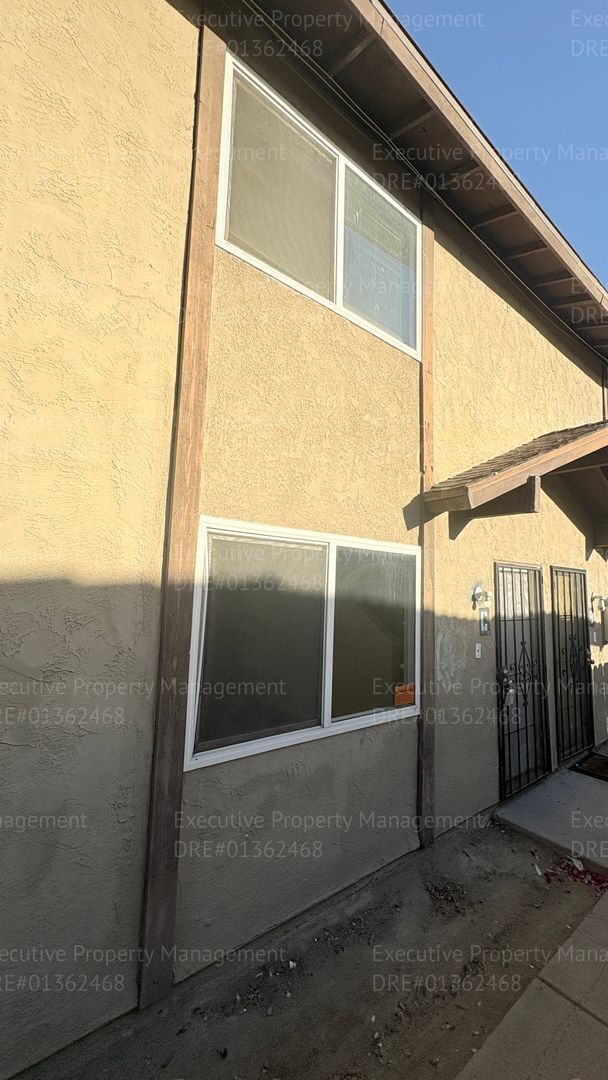Photo - 2 bedroom 1.5 bathroom townhome near shopping centers and hospital! Located in the 93305 zip code...