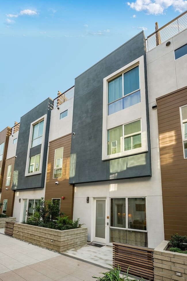 Building Photo - Newly build 3 bedroom South Redondo Townhome