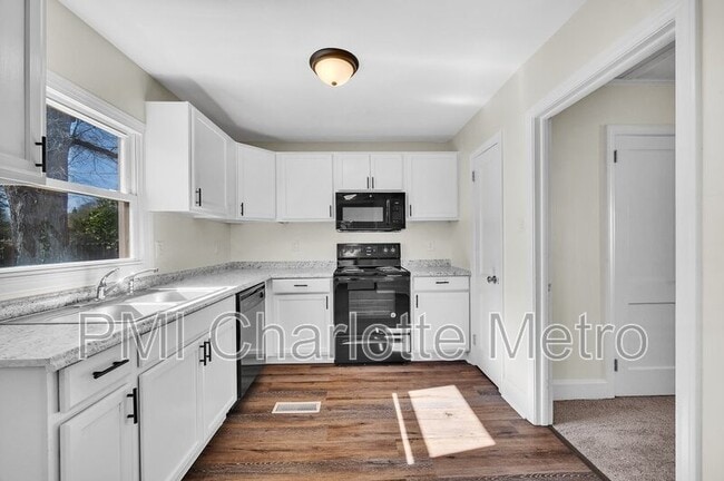 Building Photo - 310 Graham St Rental