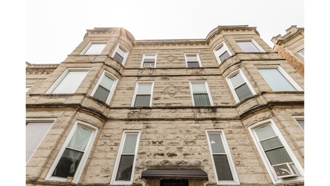 Building Photo - 3129 W Augusta Blvd Rental