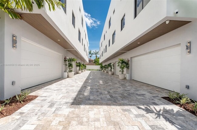 3270 Bird Ave
