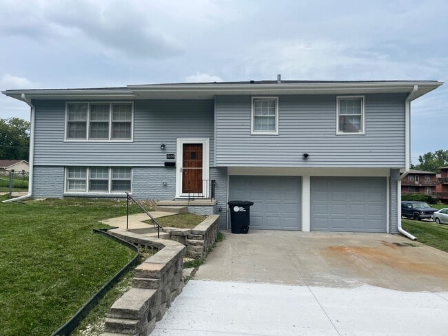 Building Photo - Four Bedroom For Rent! Rental