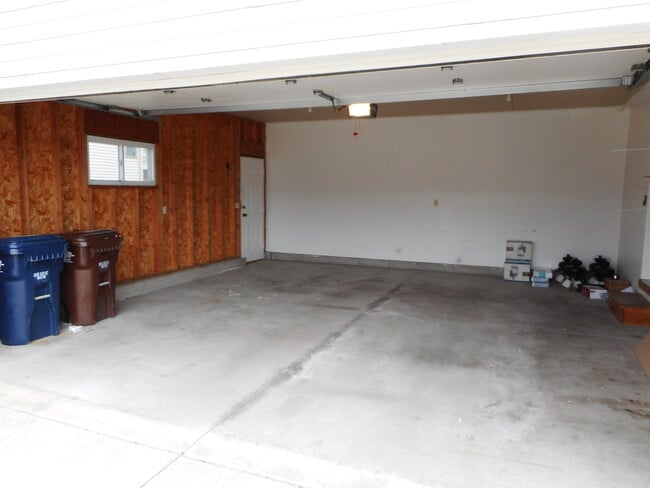 Photo - 125 Rosewood Ln S