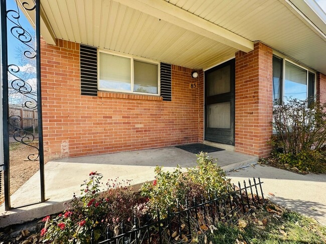 Building Photo - Bright and Spacious Duplex Style Home with HUGE Fenced in Backyard!!! Unit 85 Newland Street