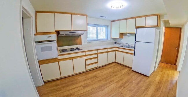 Building Photo - Big Backyard + Pet Friendly + Off-Street P...