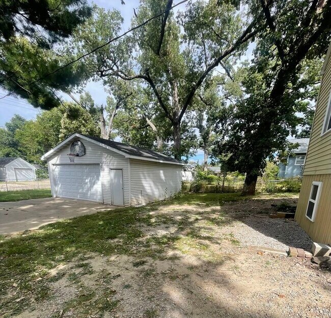 1021 Daniels St NE House House Rental in Cedar Rapids, IA