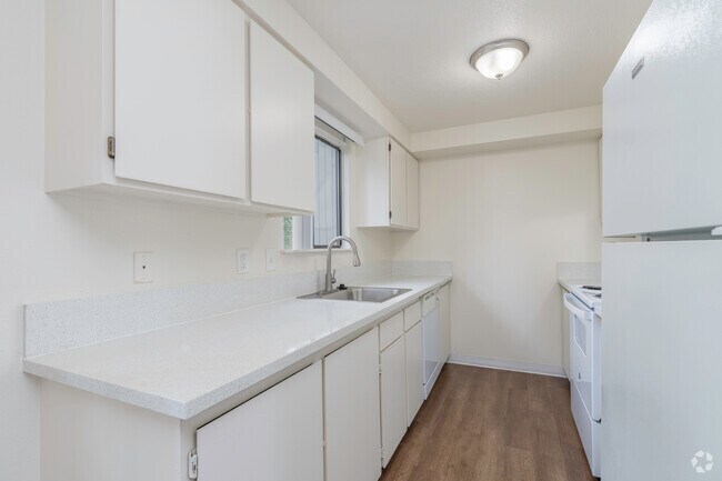 3BR, 2BA - 1,300SF Kitchen - Brookwood Firs Apartments