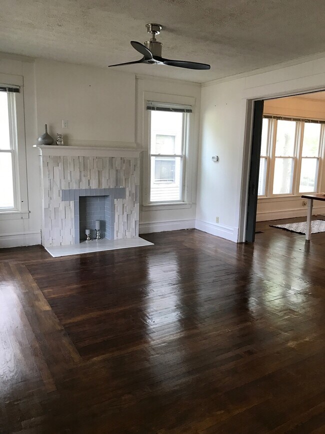 Photo - 301 E Locust St Unidad lower