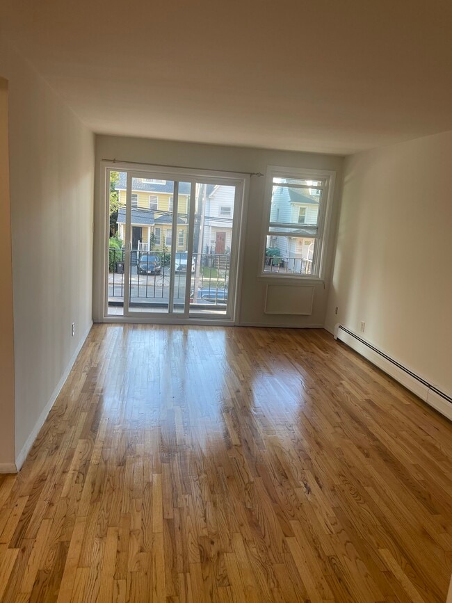 Building Photo - 14911 Roosevelt Ave Unit 2 Floor
