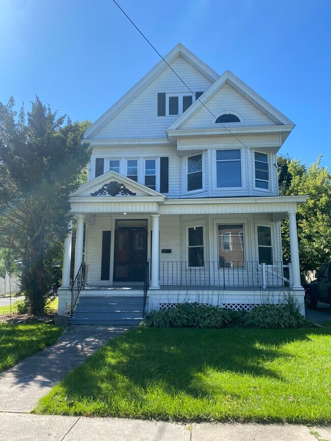 Gorgeous 5 bedroom 2 bath Victorian home w... - Gorgeous 5 bedroom 2 bath Victorian home w...