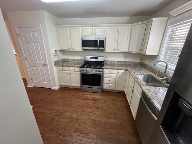 Photo - "Charming 3-Bed Townhouse with Granite Tou...