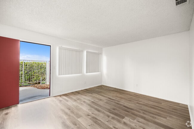 2BR, 2BA - 864 SF - Living Room