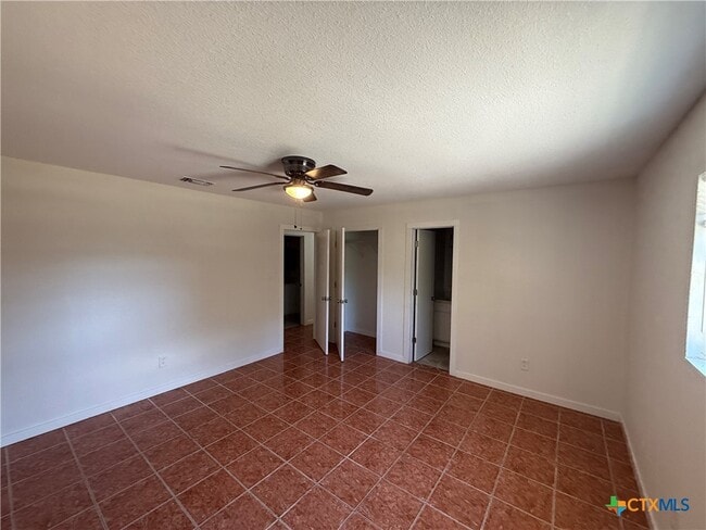 Photo - 560 Wickford Way