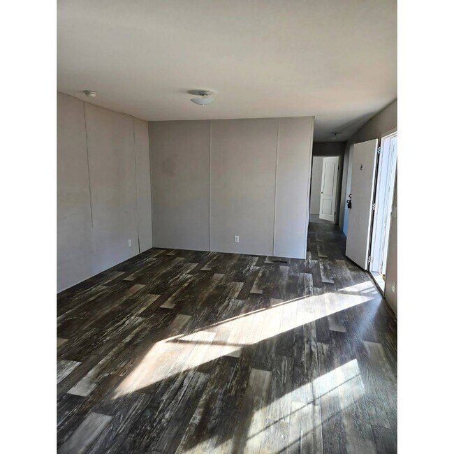 Photo - 1048 Victoria St