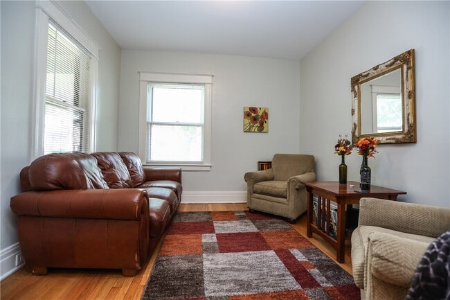 Photo - 296 Laburnam Crescent