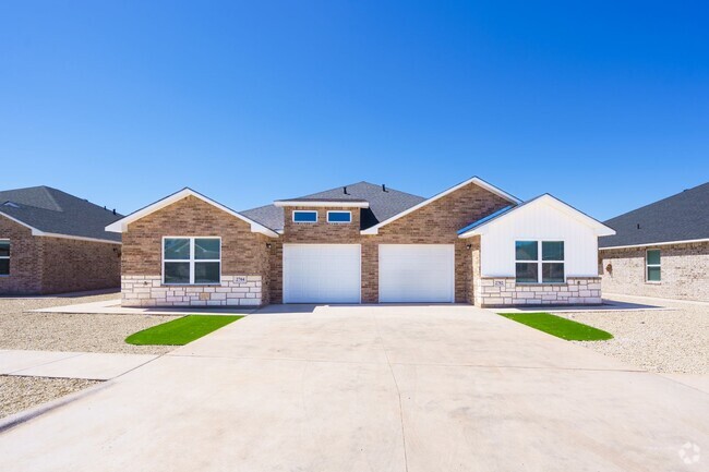Building Photo - Looking for a spacious, move-in-ready town... Rental