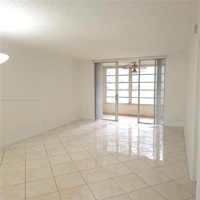 Building Photo - 3000 NW 48th Terrace Unit 122