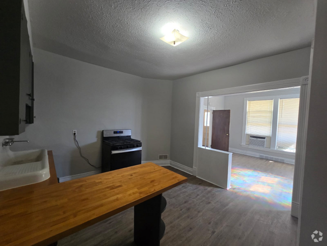Building Photo - 3524 Cass St Rental