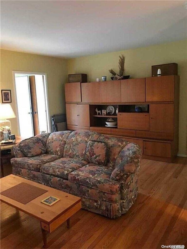 90 Mohawk Ave House House Rental in East Atlantic Beach, NY