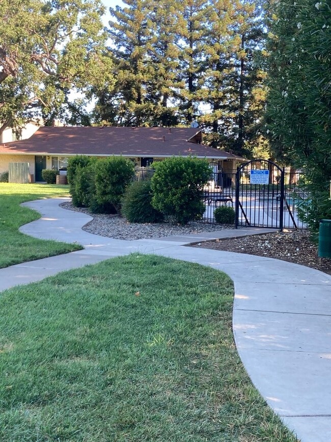 Photo - Lassen Villa Apartments