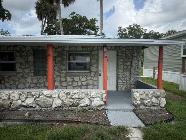 Building Photo - 14035 W River Rd Rental