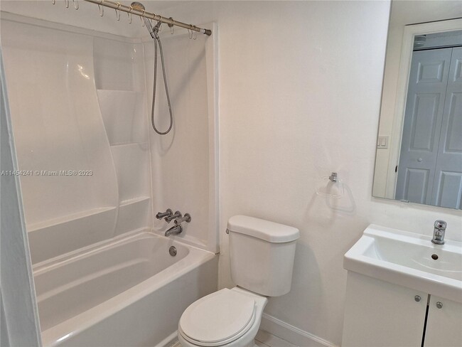 Building Photo - 9480 Poinciana Pl Unit 404