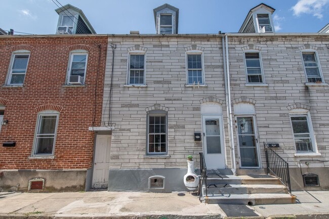 Building Photo - 214 N Howard St Rental