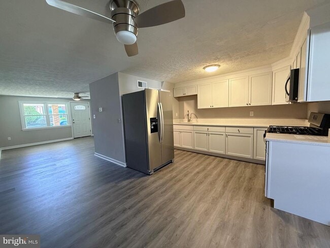 Photo - 2021 Kelmore Rd