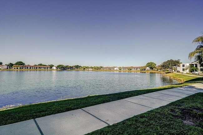 Building Photo - 212 Lake Pointe Dr Unit 102