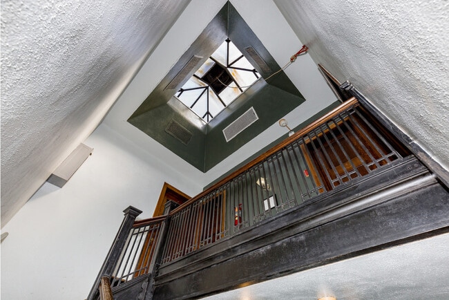 Building Photo - 718 18th St Rental