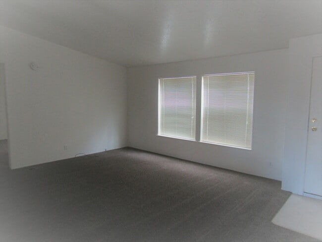 Photo - 735 W 1st St