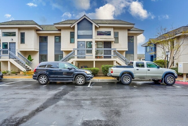 Building Photo - Welcome to this beautiful 1,042 sq. ft. condo offering modern comfort in a prime location! Unit B