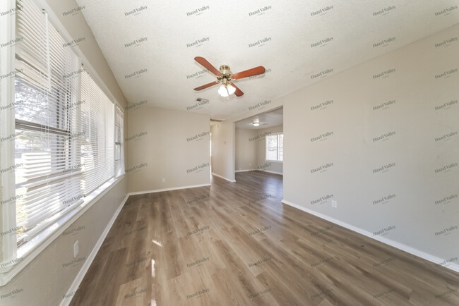 Photo - 1517 Oelke Dr