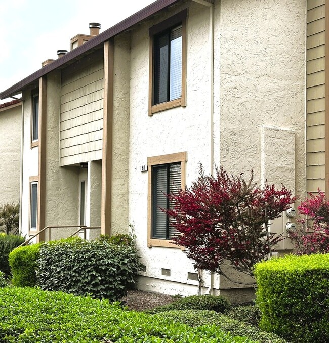 Building Photo - 180 Park Place Dr