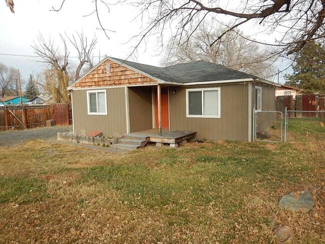 Building Photo - 2 Bedroom Home with Large Yard - Available...