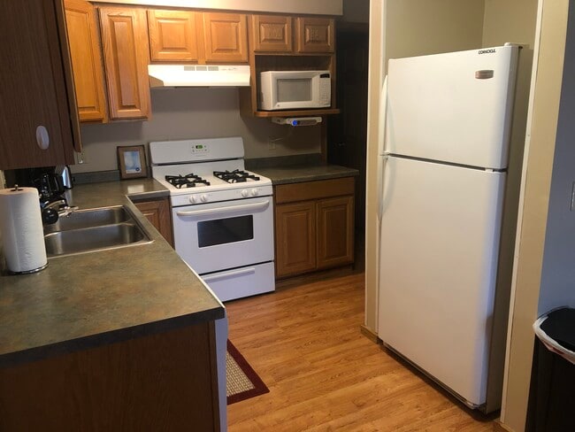 Building Photo - 313 Hilltop Ct Unit Lower - Duplex Cabin Rental