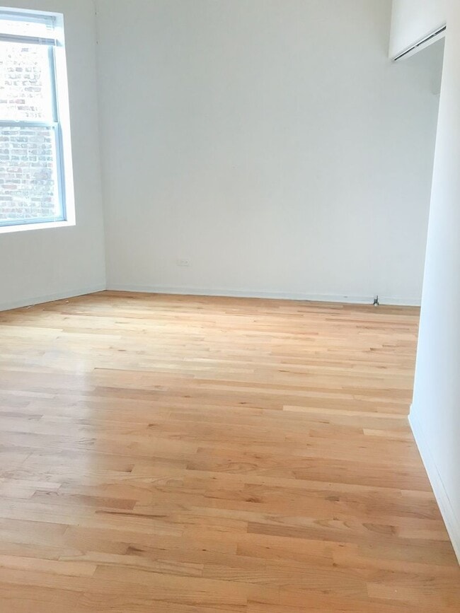 Building Photo - 1034 N Damen Ave Unit 1022-10