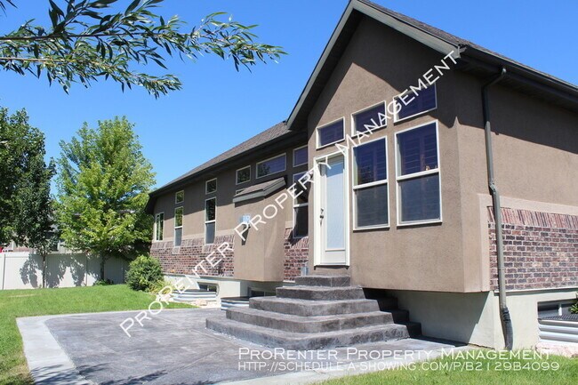 Photo - Beautiful 5 Bed, 3.5 Bath Syracuse Home