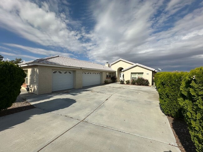 Welcome to this 5 Bedroom 3 Bath Home! - Welcome to this 5 Bedroom 3 Bath Home!